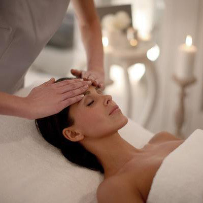 Vrouw krijgt hoofdmassage.