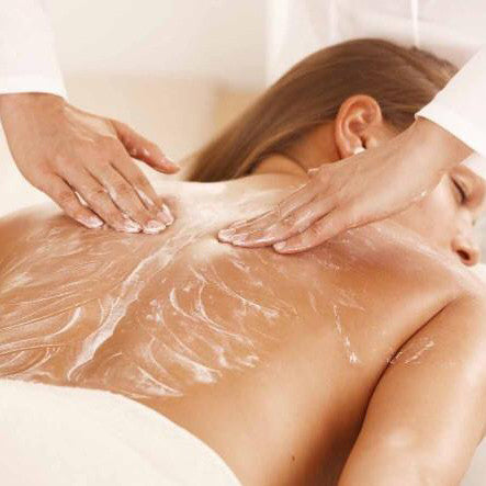 Vrouw kreeg eerst een bodypeeling, gevolgd door een rustgevende lichaamsmassage met bio-kokosolie.