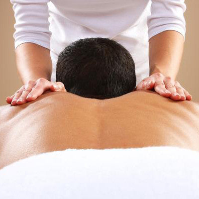 Man krijgt een ontspannend massage aan haar rug en schouders.
